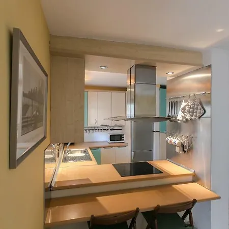 The Midpoint: Coastal Life Between The Two Beaches Apartman Arona