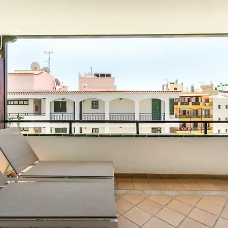 The Midpoint: Coastal Life Between The Two Beaches Apartman Arona